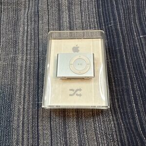 Open Box Apple iPod Shuffle 2nd Generation Silver 1 GB